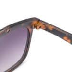 Kattenoogbril met tortoise montuur en paarse UV 400 glazen, stylish zonnebril voor buiten.
