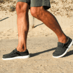 Comfortabele zwarte sneakers op het strand.