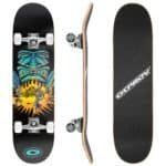 Klein neuwe skateboard met kleurrijk grafisch ontwerp en witte wielen.