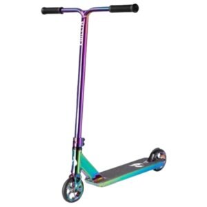 Glanzende iriserende scooter voor buiten avonturen en skateplezier.