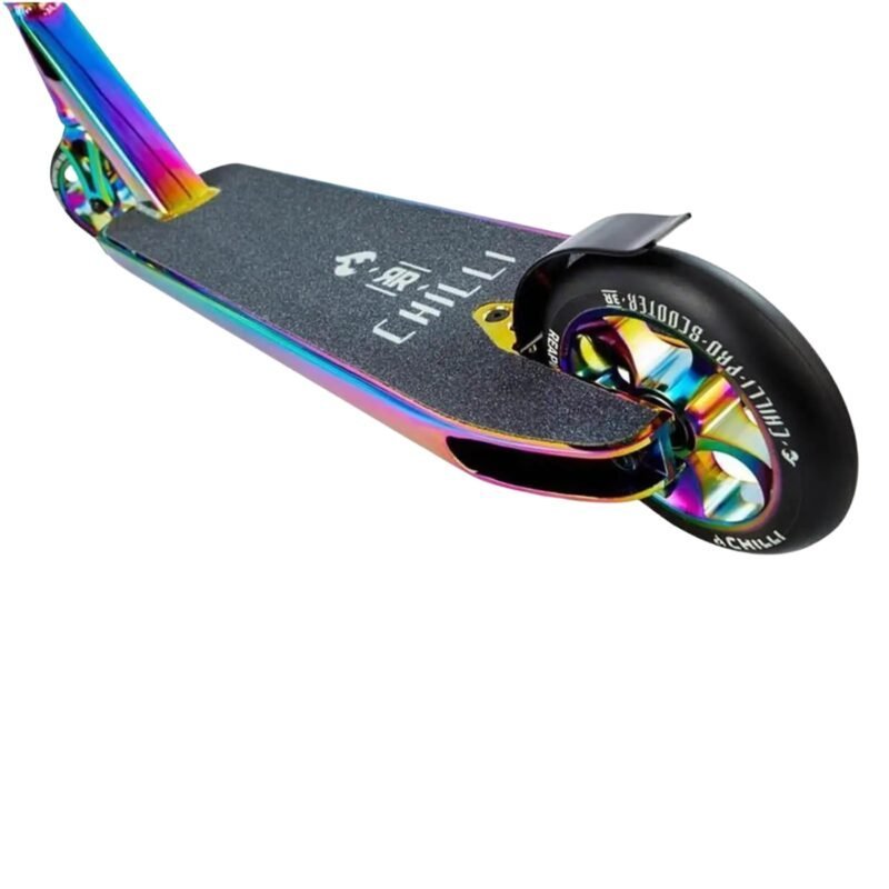 Lightning-coloured stunt with wide deck, non-slip coating and divese wheels for outdoor fun.