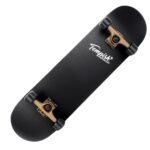 Miniatuur skateboard met zwarte deck en gouden trucks voor buitenplezier.