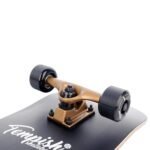 Rechtstreeks van de website toon jeje skateboardwiel en trucks in close-up, met aandacht voor details en kwaliteit van de onderdelen.