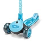 Planche à roulettes tricycle bleue avec des détails roses et noirs pour les jeunes enfants.
