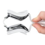 Glaskeerder met witte rubberen rand, hand houdt er lichtjes aan, lichte achtergrond.