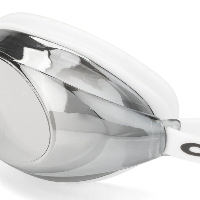 Patins lisses, blancs et transparents, idéaux pour les activités de plein air et le skateboard.