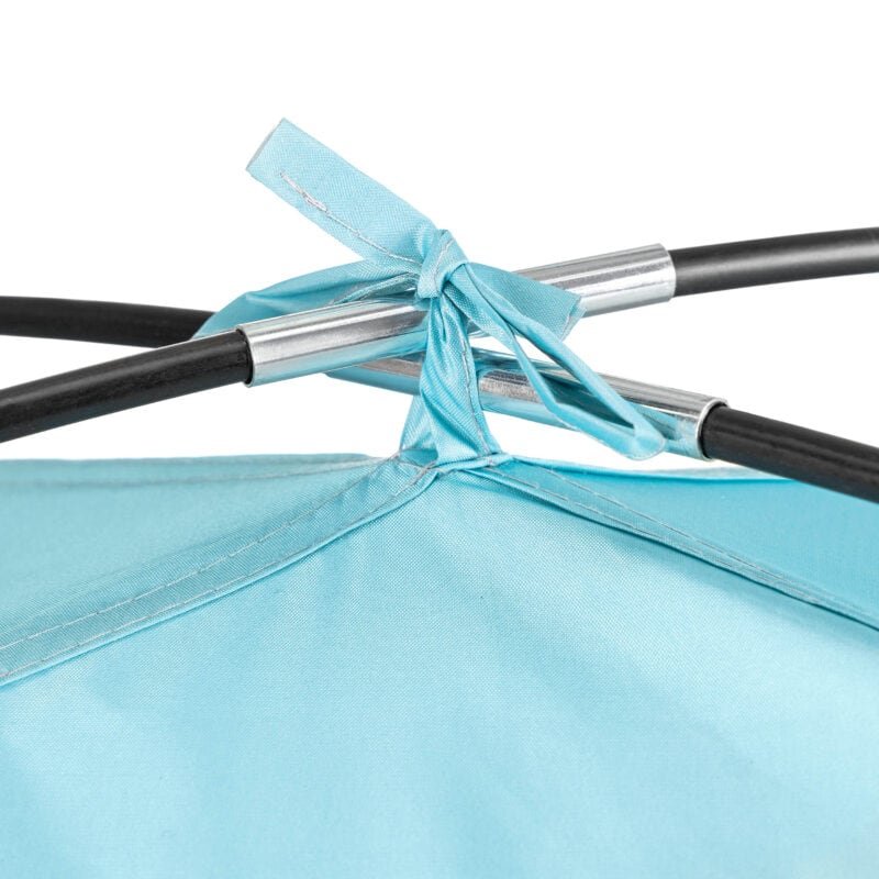 Robuster Campingschirm mit blauem Schirmdach, stabilem Gestell und praktischerweise mit einer Schleife gebunden. Perfekt für Spaß im Freien bei jedem Wetter.
