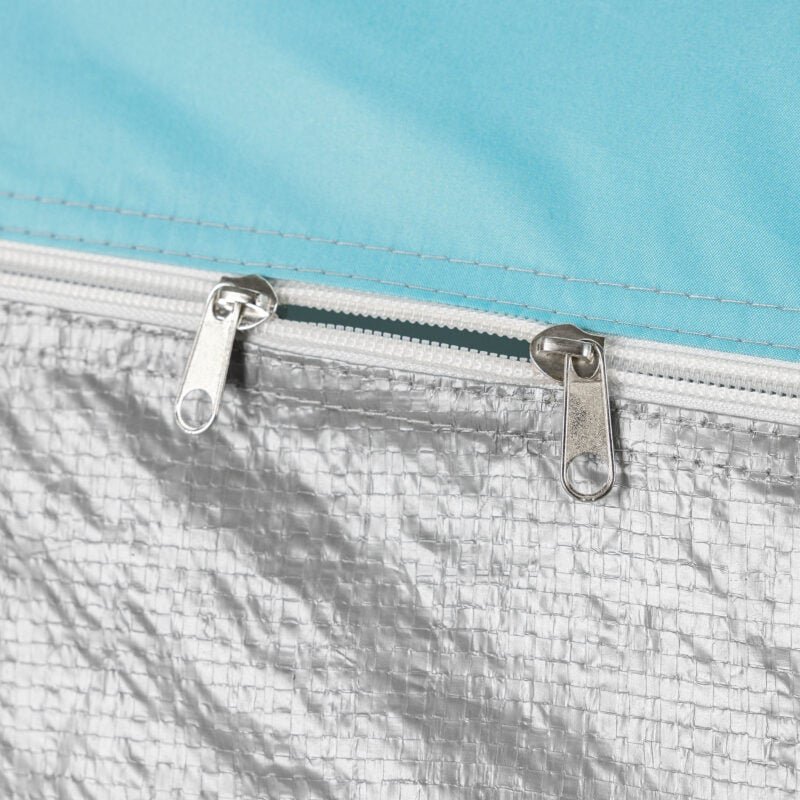 Luftige Tasche mit silbernen Reißverschlüssen und silberglänzendem Material für den Outdoor-Spaß.