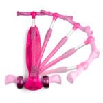 Vélo d'équilibre rose pour enfants avec selle et guidon réglables pour les activités de plein air.