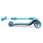 Scooter bleu clair pour enfants, avec de grandes roues et un plateau antidérapant.