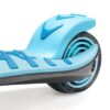Hoverboard bleu avec de grandes roues et une protection souple pour une utilisation en extérieur.
