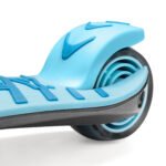 Hoverboard bleu avec de grandes roues et une protection souple pour une utilisation en extérieur.
