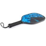 Robuuste paddle met blauw geometrisch patroon voor outdoor watersport.