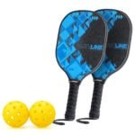 Deux raquettes de pickleball et deux balles de pickleball jaunes pour jouer à l'extérieur.