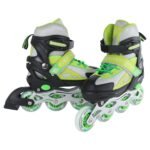 Patins de piste colorés pour enfants, verts et noirs, avec sangles et roues réglables.