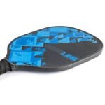 Breedline Blueball paddle met geometrisch blauw ontwerp voor buitenplezier.