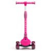Trottinette rose pour enfants à trois roues pour les promenades en plein air, idéale pour les jeunes enfants.