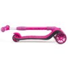 Trottinette rose à trois roues pour enfants, idéale pour s'amuser en plein air et apprendre à garder l'équilibre.