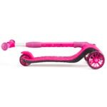 Trottinette rose à trois roues pour enfants, idéale pour s'amuser en plein air et apprendre à garder l'équilibre.