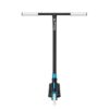 Scooter met zwarte en blauwe details voor buitenplezier en tricks.