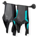 Robuuste wetsuit voor watersporten, zwart met blauwe details op een muurbeugel.