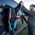 Skates en sportkleding ophangen aan dakkoffer auto buiten, outdoor actie fotografie, sportieve winteruitrusting en accessoires, sport en avontuur outdoor fotograf.