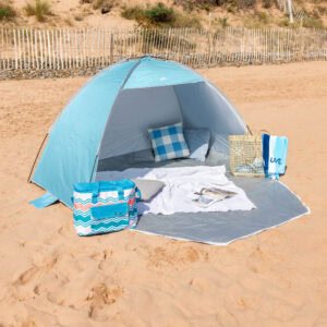Tente de plage Yello - photo d'ambiance bleu clair sur la plage - protection solaire avec sac de transport