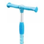 Copie de la trottinette bleue pour enfants pour les activités de plein air.