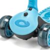 Petite trottinette bleue pour enfants avec de grandes roues, idéale pour les jeux d'extérieur.