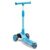 Trottinette tricycle bleue pour enfants avec plateau éclairé et cadre robuste. Convient pour l'extérieur et sûr pour les jeunes patineurs.