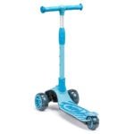 Trottinette tricycle bleue pour enfants avec plateau éclairé et cadre robuste. Convient pour l'extérieur et sûr pour les jeunes patineurs.