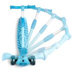Scooter en plastique coloré pour enfants, pliable et stable.
