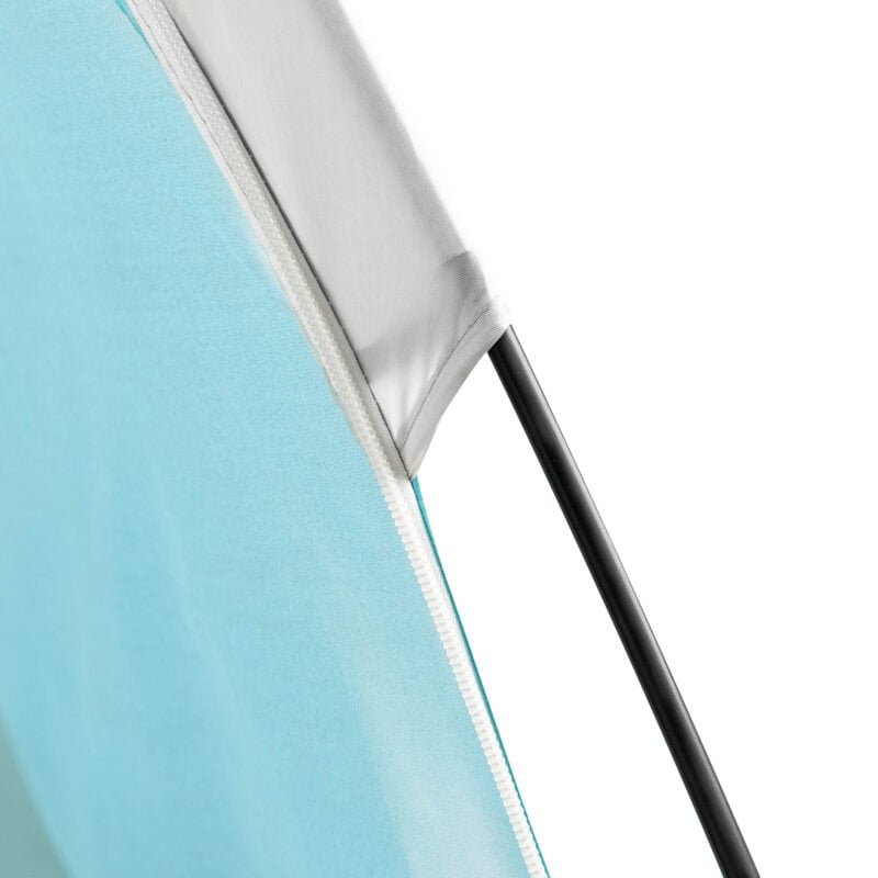 Blick auf einen hellblauen Strandkorb mit Metallgestell.