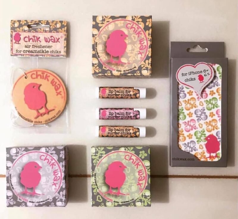Mooie chique lipbalsem en airfresher van Chik Wax met schattige roze kip-designs.