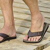 Cool Shoe Corp. Log slipper Kaki gedragen op houten dek bij zwembad