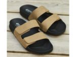 Tan Cool Shoe Corp Chill sandales pour hommes sur une terrasse en bois au bord d'une piscine