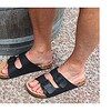 Stijlvolle heren sandalen van Cool Shoe Corp. gedragen op zomerse dag – Cork Black