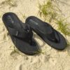 Cool Shoe Corp. Log Heren Slipper Black met anatomisch voetbed p[ het strand