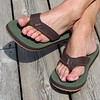 Sandalen voor buitengebruik op houten terras, comfortabele en stijlvolle slippers voor wandelen en ontspanning.