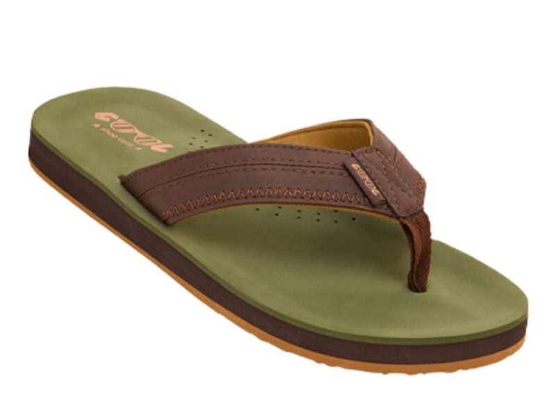 Cool Shoe Corp. Cloud Khaki Slipper - ergonomisch geformte Herren-Slipper in Khaki mit breiten schwarzen Riemen, schräge Vorderansicht