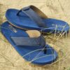 Lichte blauwe teenslippers voor strand en buitenactiviteiten.