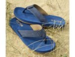 Lichte blauwe teenslippers voor strand en buitenactiviteiten.
