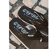 Pantoufles avec motif graffiti et texte "shoe corp", adaptées à un usage extérieur et décontracté.