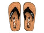 Cork flip-flops met zwart bandje voor buitengebruik en ontspanning.