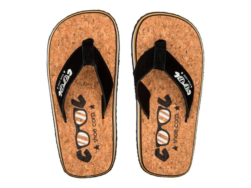 Cork flip-flops met zwart bandje voor buitengebruik en ontspanning.