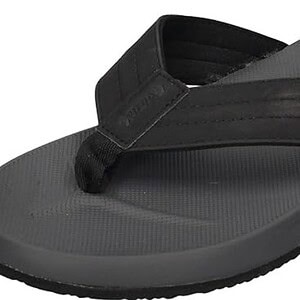Zwarte slippers met comfortabele traagschuim zolen voor wandelen en ontspanning.