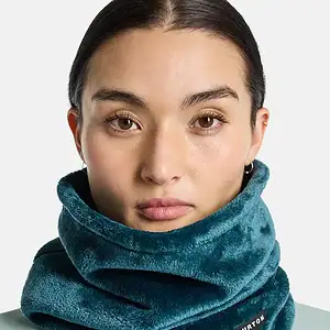 Knuffelige teal fleece halswarmer voor dames, ideaal voor koude winterdagen.